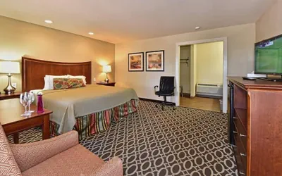 Photo 5 - Sunday House Inn and Suites