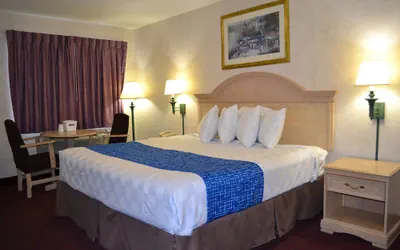 Photo 2 - Travelodge by Wyndham Niagara Falls