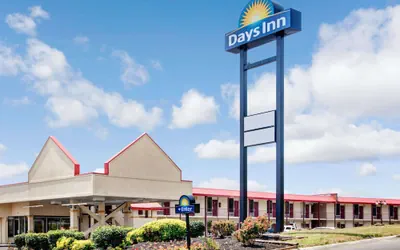 Photo 2 - Days Inn by Wyndham Knoxville West