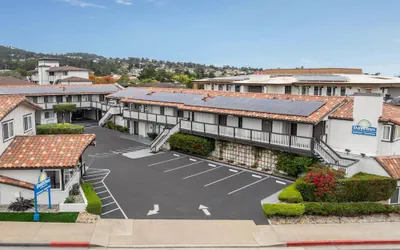 Photo 2 - Days Inn by Wyndham Monterey Downtown