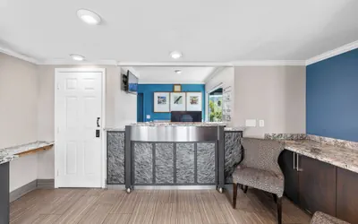Photo 3 - Executive Inn Hotel