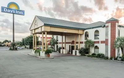 Photo 2 - Days Inn by Wyndham New Braunfels