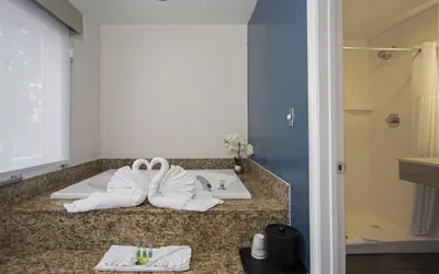 Photo 5 - SureStay Hotel by Best Western Santa Monica