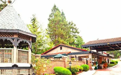 Photo 4 - Coachman Inn & Suites