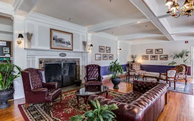 Photo 4 - Lakeside Inn