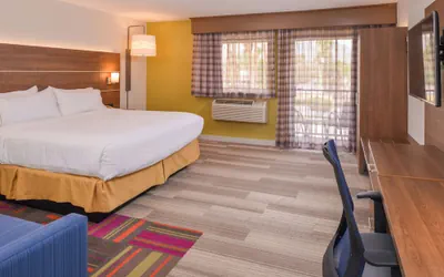 Photo 4 - Holiday Inn Express Palm-Desert by IHG