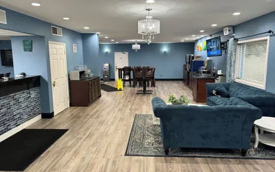 Photo 2 - Quality Inn & Suites Cincinnati Uptown Norwood