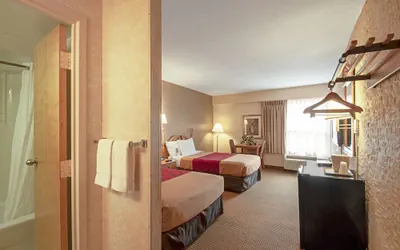 Photo 5 - Econo Lodge Metro