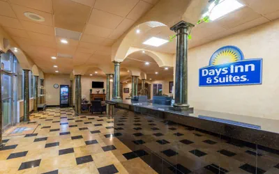 Photo 2 - Days Inn & Suites by Wyndham Clovis