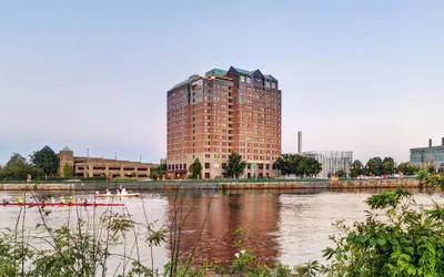Photo 2 - DoubleTree Suites by Hilton Hotel Boston - Cambridge