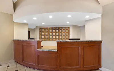 Photo 5 - La Quinta Inn & Suites by Wyndham New Haven