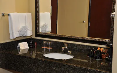 Photo 3 - Oxford Suites Portland - Jantzen Beach