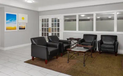 Photo 4 - Days Inn & Suites by Wyndham Arlington Heights