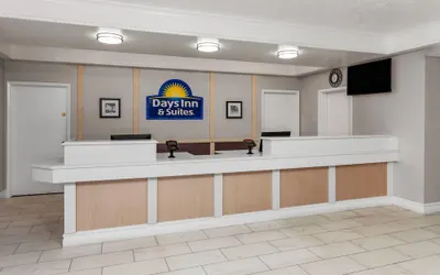 Photo 3 - Days Inn & Suites by Wyndham Arlington Heights