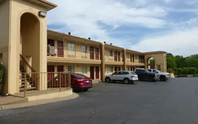 Photo 2 - Red Roof Inn Columbia, TN