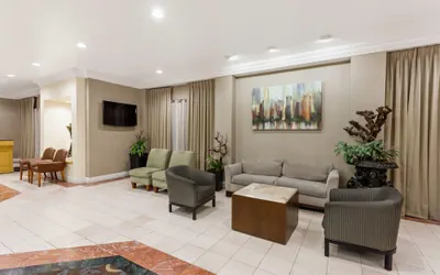 Photo 3 - Howard Johnson by Wyndham Fullerton/Anaheim Conference Cntr