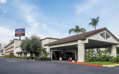Photo 2 - Howard Johnson by Wyndham Fullerton/Anaheim Conference Cntr