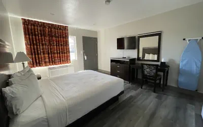 Photo 4 - University Inn