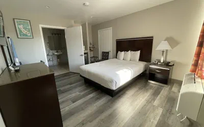 Photo 5 - University Inn