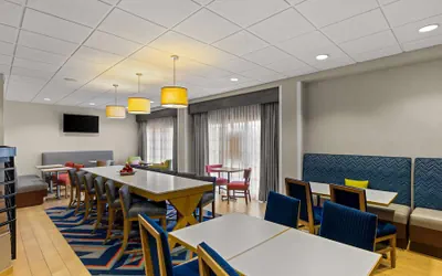 Photo 3 - Hampton Inn Bloomington