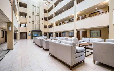Photo 4 - Quality Suites Lansing West