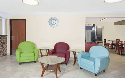 Photo 2 - Days Inn by Wyndham Springfield