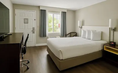 Photo 3 - Days Inn by Wyndham Bradenton I-75