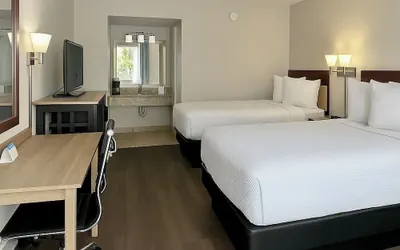 Photo 2 - Days Inn by Wyndham Bradenton I-75