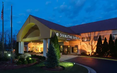 Photo 2 - DoubleTree Suites by Hilton Hotel Cincinnati - Blue Ash