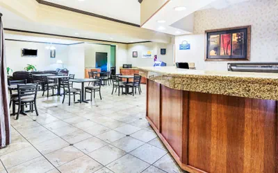Photo 3 - Days Inn & Suites by Wyndham Vancouver