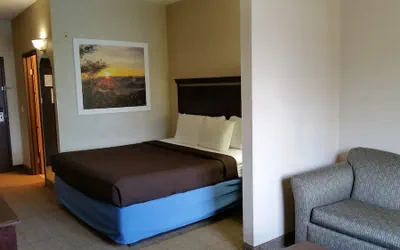 Photo 5 - Days Inn & Suites by Wyndham Vancouver