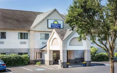 Photo 2 - Days Inn & Suites by Wyndham Vancouver