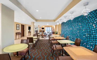 Photo 5 - La Quinta Inn & Suites by Wyndham Knoxville Airport