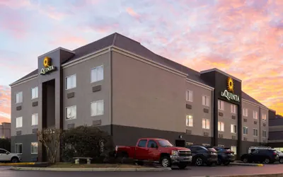 Photo 2 - La Quinta Inn & Suites by Wyndham Knoxville Airport
