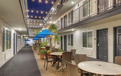 Photo 2 - Comfort Inn Santa Monica - West Los Angeles