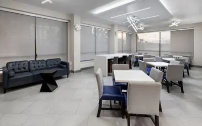 Photo 4 - La Quinta Inn & Suites by Wyndham Houston Stafford Sugarland