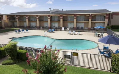 Photo 2 - Howard Johnson by Wyndham Oklahoma City Airport/ Fairgrounds