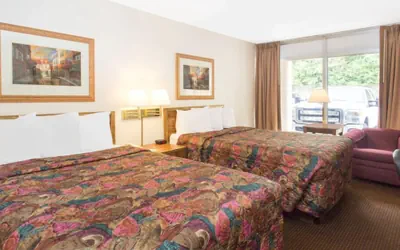 Photo 5 - Days Inn by Wyndham Dubuque