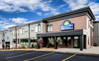 Photo 2 - Days Inn & Suites by Wyndham Duluth by the Mall
