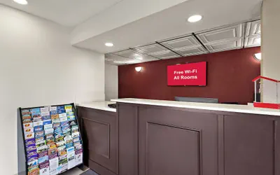 Photo 4 - Red Roof Inn Redding