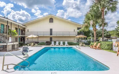 Photo 2 - Days Inn by Wyndham Lake Park/Valdosta
