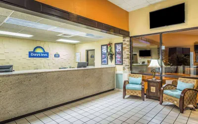 Photo 3 - Days Inn by Wyndham Lake Park/Valdosta