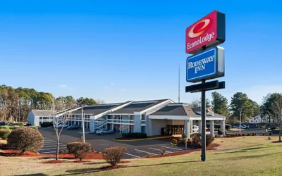 Photo 2 - Econo Lodge