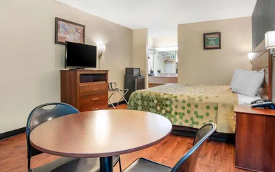 Photo 5 - Econo Lodge Inn & Suites Forest