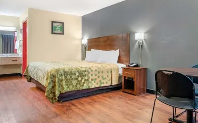 Photo 4 - Econo Lodge Inn & Suites Forest