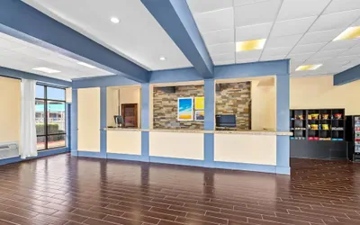 Photo 3 - Days Inn by Wyndham Petersburg/South Fort Lee