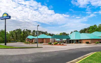 Photo 2 - Days Inn by Wyndham Petersburg/South Fort Lee