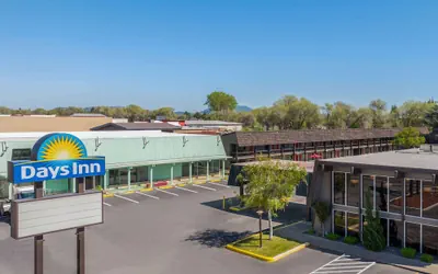 Photo 2 - Days Inn by Wyndham Klamath Falls