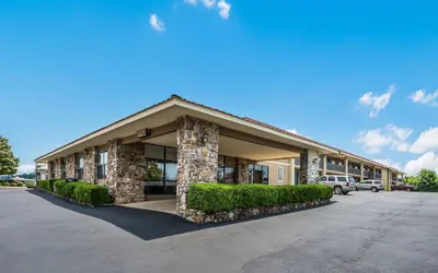 Photo 2 - Quality Inn & Suites Hot Springs-Lake Hamilton