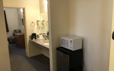 Photo 4 - Travelodge by Wyndham Pasadena Central
